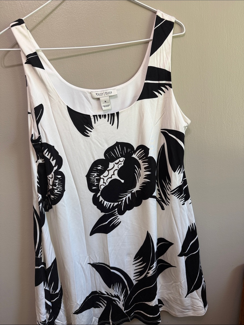 White House Black Market Black & White Floral Scoop Tank
